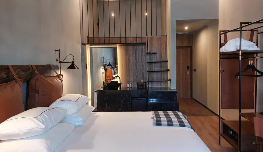 Superior room with balcony and mountain view